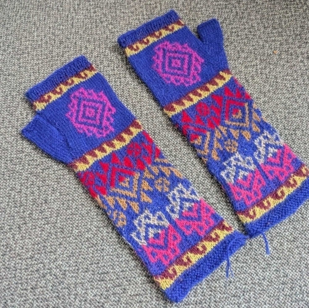 5/25$ NWOT Peruvian alpaca knit blue pattern fingerless gloves